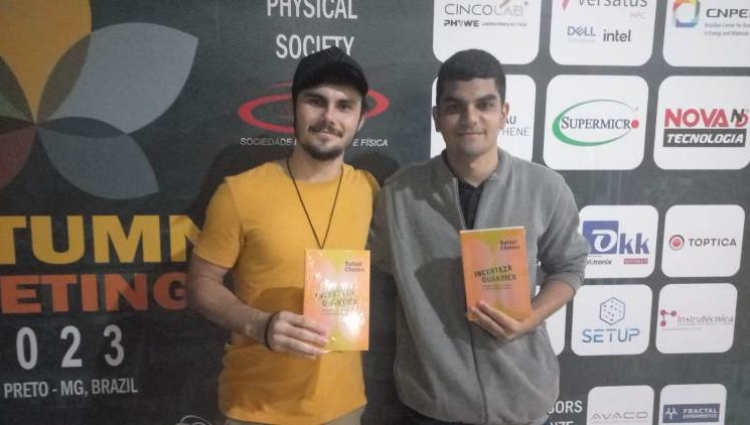 Marcio Sousa e Bryan Assunção receberam um livro cada como prêmio.